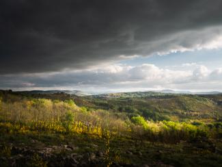 Nubes negras sobre el monte