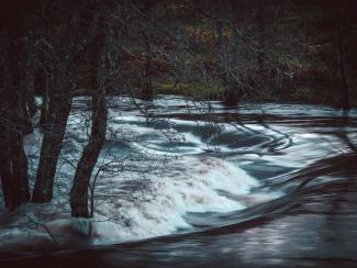 El río negro. Río Arnoia, Ourense, Galicia