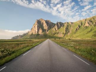 Carretera amb muntanya al fons