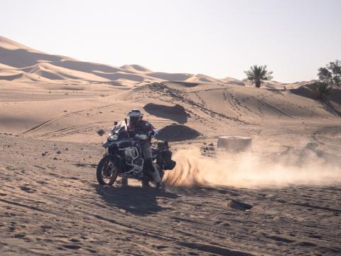 Iñaki surcando dunas