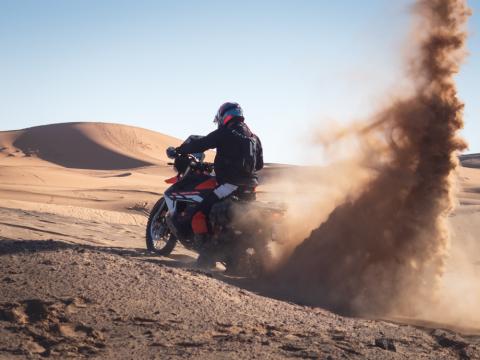 L'Oscar amb la seva KTM a les dunes de l'Erg Chebbi, Marroc