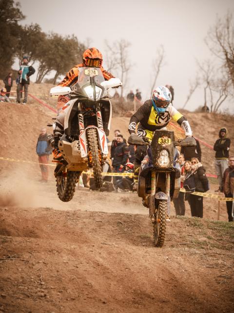 Iker Iturregui y otro participante compartiendo saltos en la Bassella Race