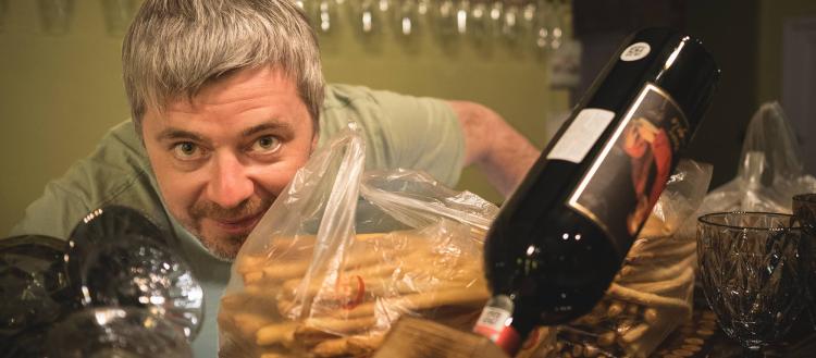 Aleksey en la barra de la vinoteca Vintage. Bishkek, Kirguistán