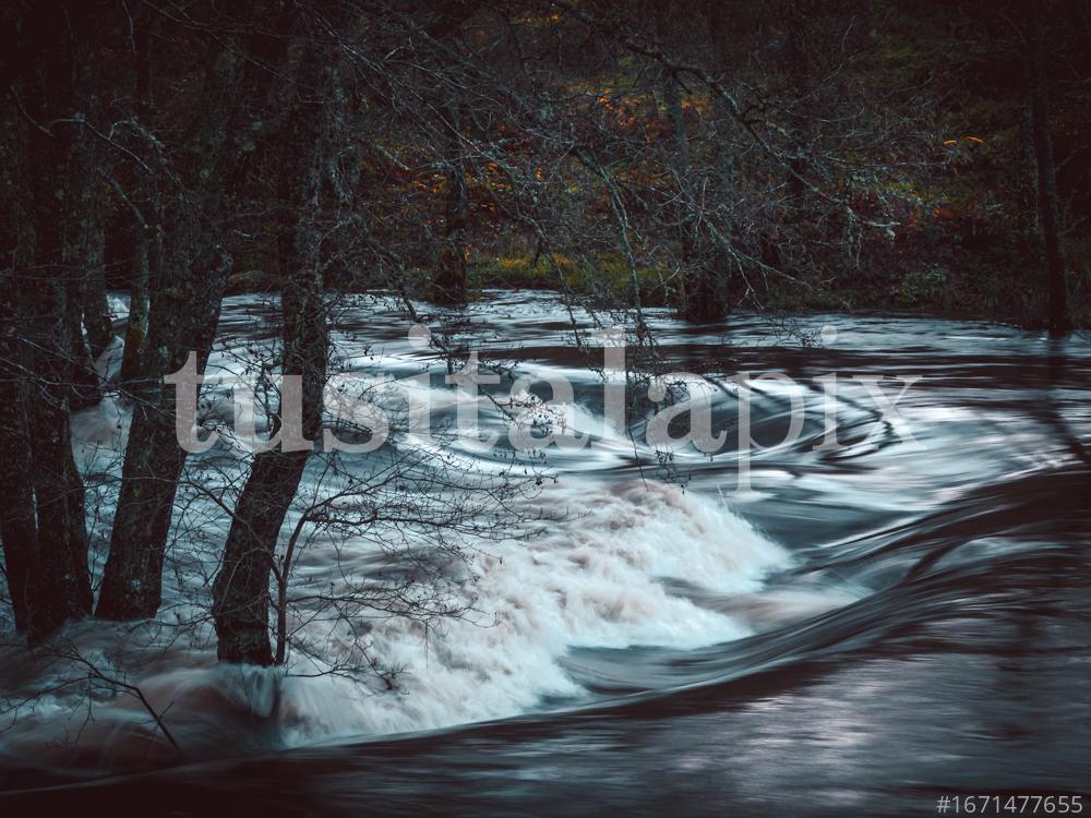 El río negro. Río Arnoia, Ourense, Galicia