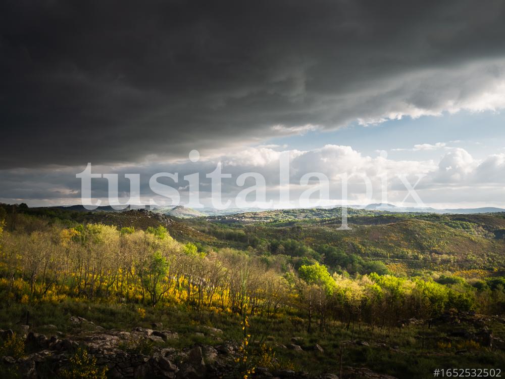 Nubes negras sobre el monte