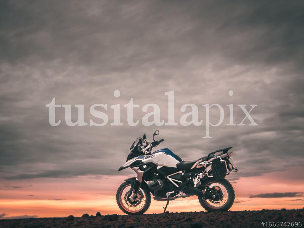 Atardecer con la BMW R1250 GS HP en el desierto de Marruecos